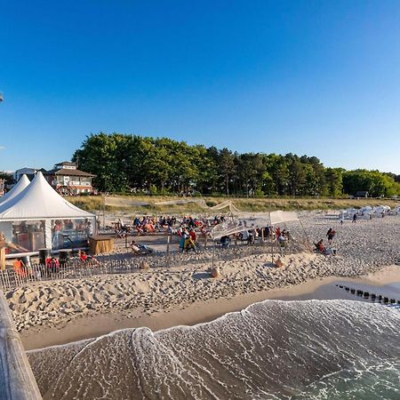 Kranichtanz An Der Seebruecke Zingst Bagian luar foto