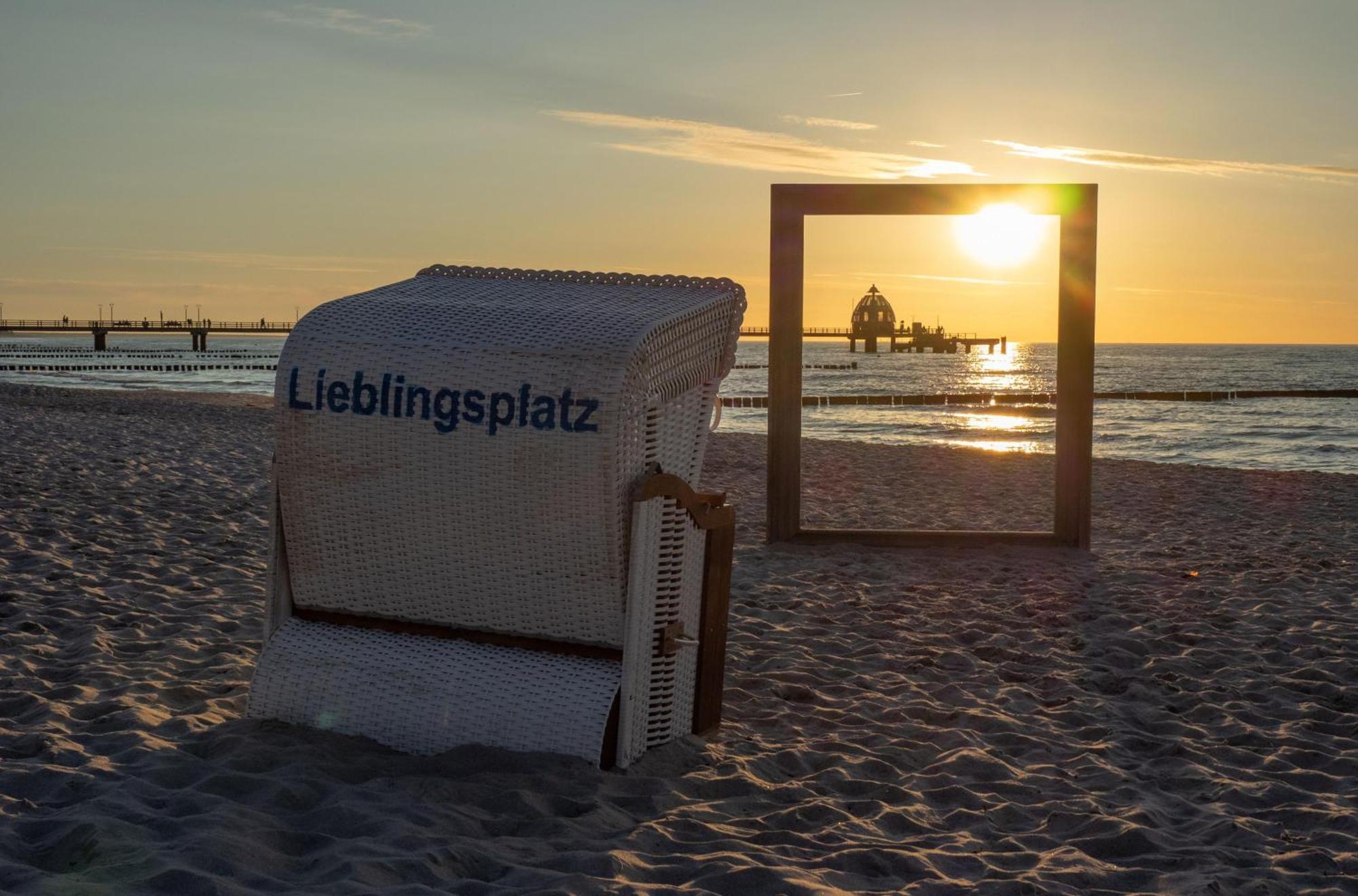 Kranichtanz An Der Seebruecke Zingst Bagian luar foto