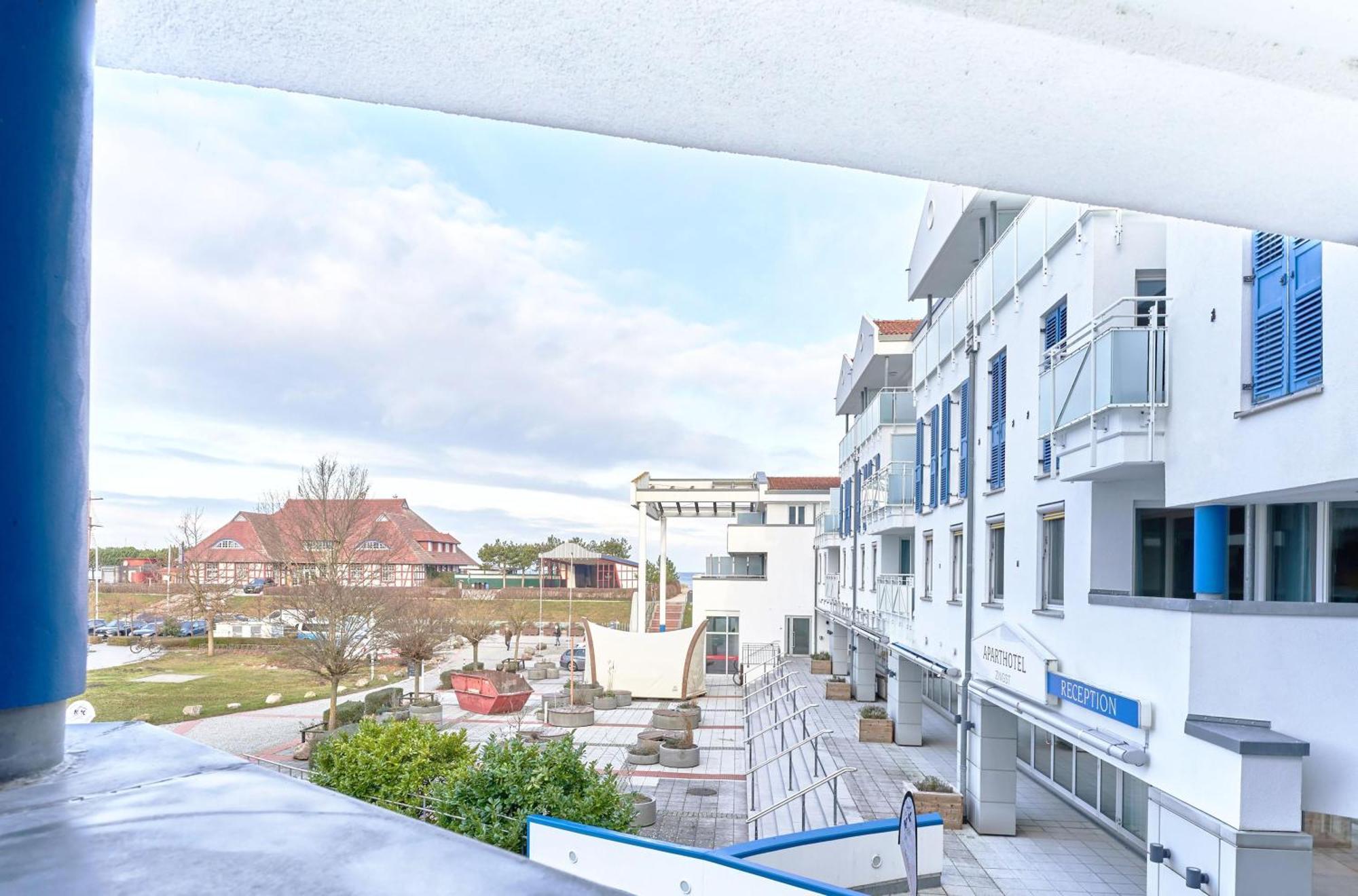 Kranichtanz An Der Seebruecke Zingst Bagian luar foto